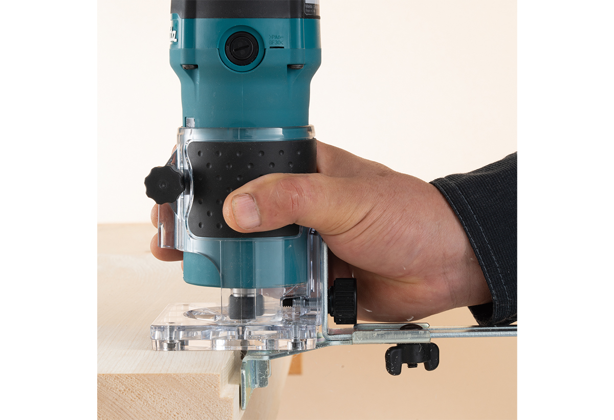 Απεικονίζεται η χρήση του κουρευτικού σε ξύλινη επιφάνεια.